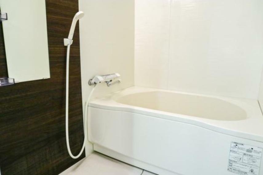 浴室 浴槽へもまたぎやすいよう配慮されています。また、シャワーヘッドの位置が変えられるので使い勝手がとても良いです。