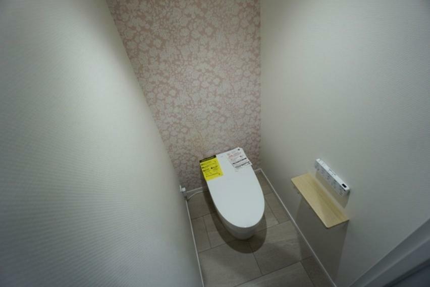 トイレ タンクレストイレ新設（自動開閉機能付き）。