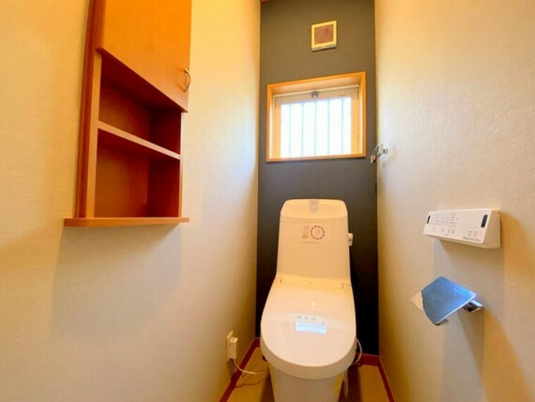 トイレ 美しく清潔なこちらの空間も飾り棚にお気に入りのものを並べてイゴコチの良い空間に。もちろんウォッシュレット＆ウォームレットが付いて換気用小窓もあり、自然光も入り明るく清潔な空間です。