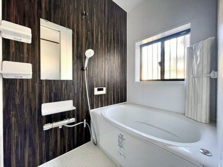 浴室 窓のついた浴室はこもった空気もすぐ換気できます