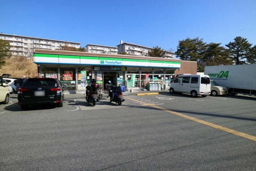 ショッピングセンター ファミリーマート逆瀬台1丁目店