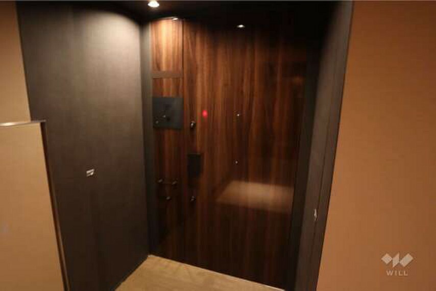 玄関 物件の玄関。1フロア3戸、北西・南西角部屋でプライバシーが保たれやすい作りです。