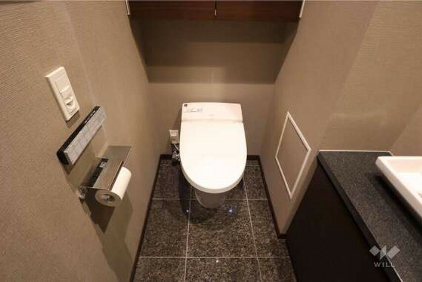 トイレ トイレはタンクレスタイプです。温水洗浄機能便座付きで冬でも快適に使うことが可能です。