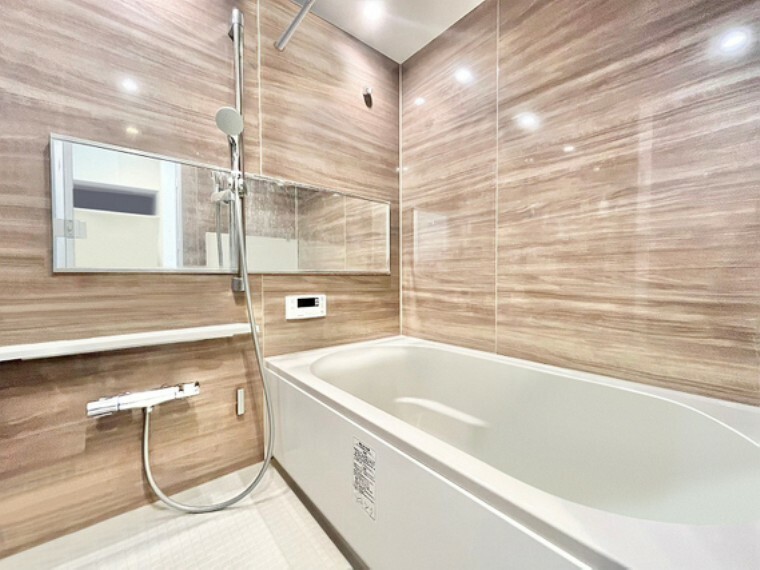 浴室 （CG加工写真）一日の疲れを癒すバスルームは、心地よいリラックスを叶える清潔感溢れる空間です。