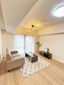 居間・リビング ナチュラルな表情のある白い空間に仕上げ、木目が淡く、優しいナチュラルな雰囲気を演出してます。