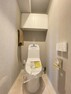 トイレ ホワイトを基調に統一感を出し、清潔感にあふれたトイレ空間には、温水洗浄便座付き。