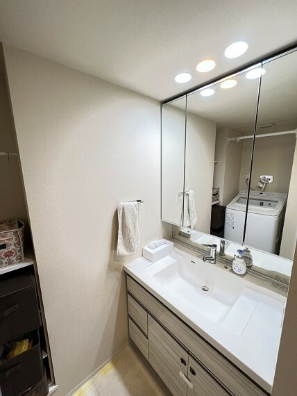 洗面化粧台　鏡裏は収納になっており、3面鏡として使用可能