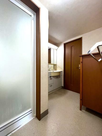 広々した洗面室。<BR/>着替えやタオル、備蓄などを置くスペースとして使えます。