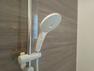 浴室 シャワーヘッドは手元で止水操作が可能な節水タイプです。