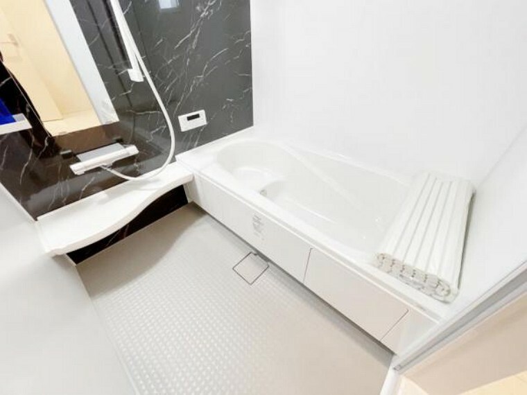 浴室 水はけがよくお手入れしやすいシステムバス、シャンプー類をしまえる便利な棚付きです。