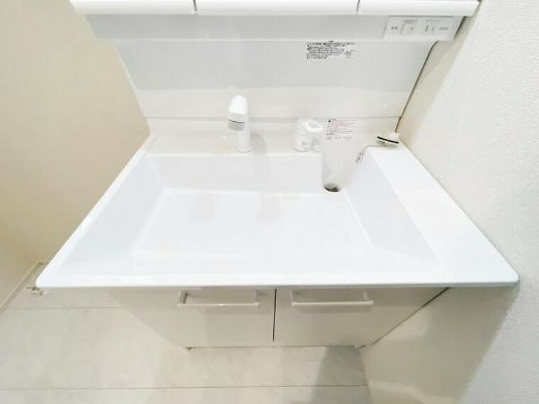 洗面化粧台 シャワー付き洗面化粧台です。手軽にシャンプーができ、お掃除もしやすいですね。