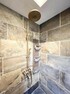 浴室 金メッキのラグジュアリーなシャワーヘッド。