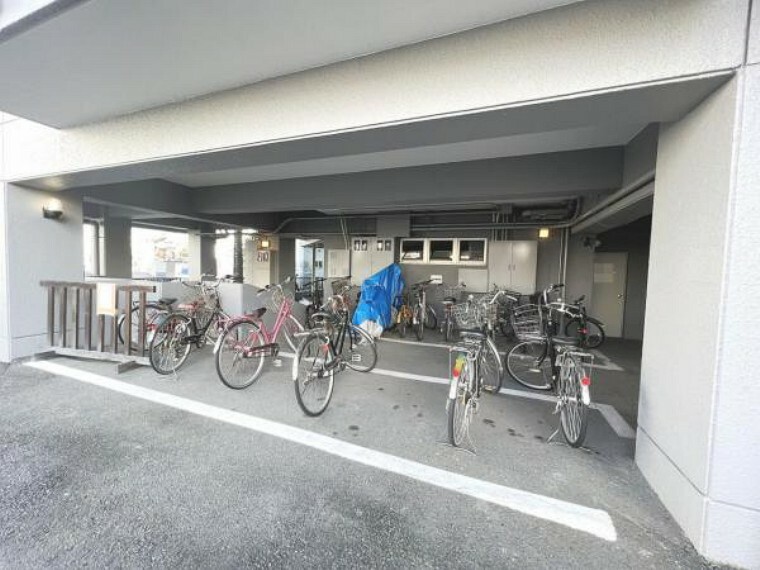 駐輪場 自転車置き場です。屋根付きが嬉しいですね。