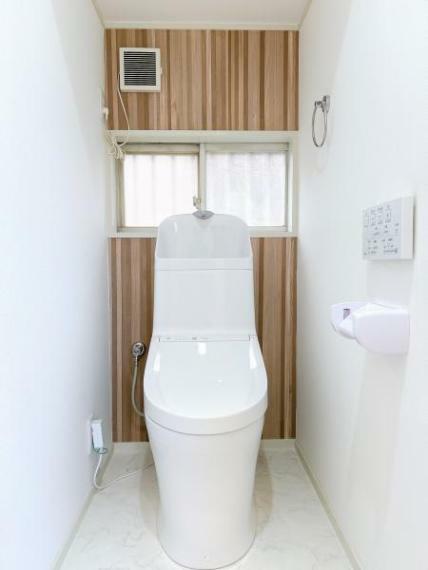 トイレ 【リフォーム完成済】トイレはTOTO製の温水洗浄機能付きに新品交換済み。表面は凹凸がないため汚れが付きにくく、継ぎ目のない形状でお手入れが簡単です