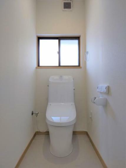トイレ 3/9更新【リフォーム後・トイレ】トイレはLIXIL製の温水洗浄機能付きに新品交換しました。キズや汚れが付きにくい加工が施してあるのでお手入れが簡単です。直接肌に触れるトイレは新品が嬉しいですよね。