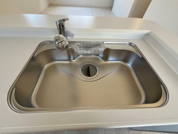 キッチン 大きなお鍋も楽々洗える幅の広く、 洗剤や石鹸、スポンジもすっきりできる収納付き。浄水器が一体化した水栓シャワーが付いているので、シンクが広々使えますね。