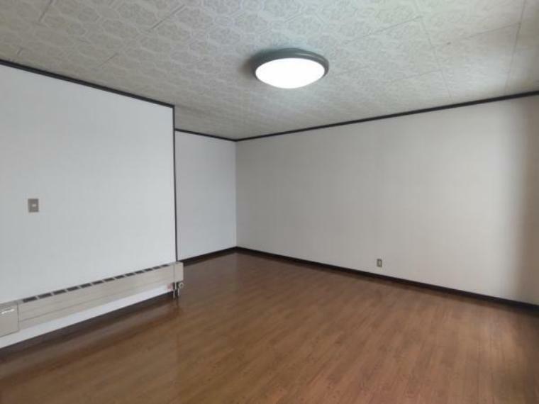 外観写真 【2階洋室】こちらはフローリングの張替えがされています。広さがあるので主寝室にいかがしょうか？