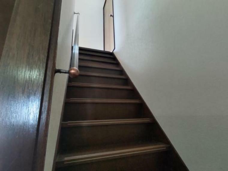 【階段】手すりが設置されているので、ご高齢な方でも安心して利用できますね。