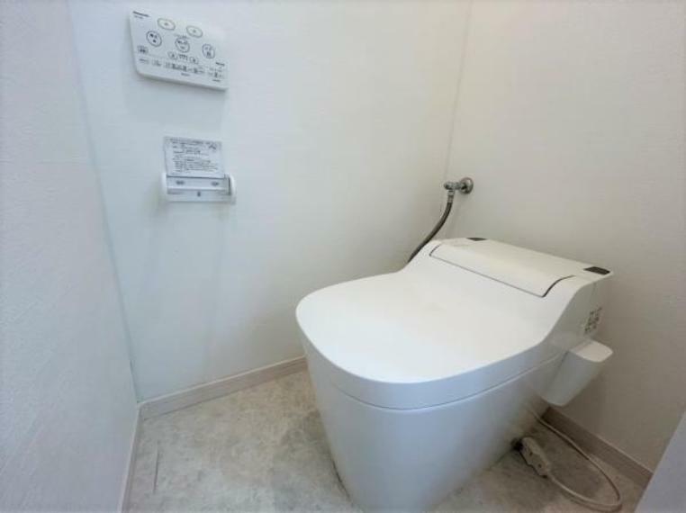 トイレ 【リフォーム済・トイレ】トイレは便器のクリーニング、ペーパーホルダーの交換を行いました。場所をとらないコンパクトなタイプです。