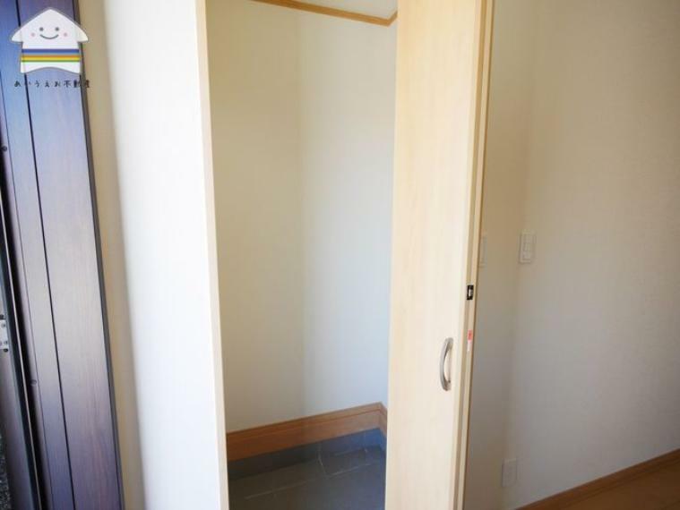 【SIC付の玄関】玄関脇のSICは玄関をスッキリさせられます。アウトドア用品やベビーカーも収納可能です。