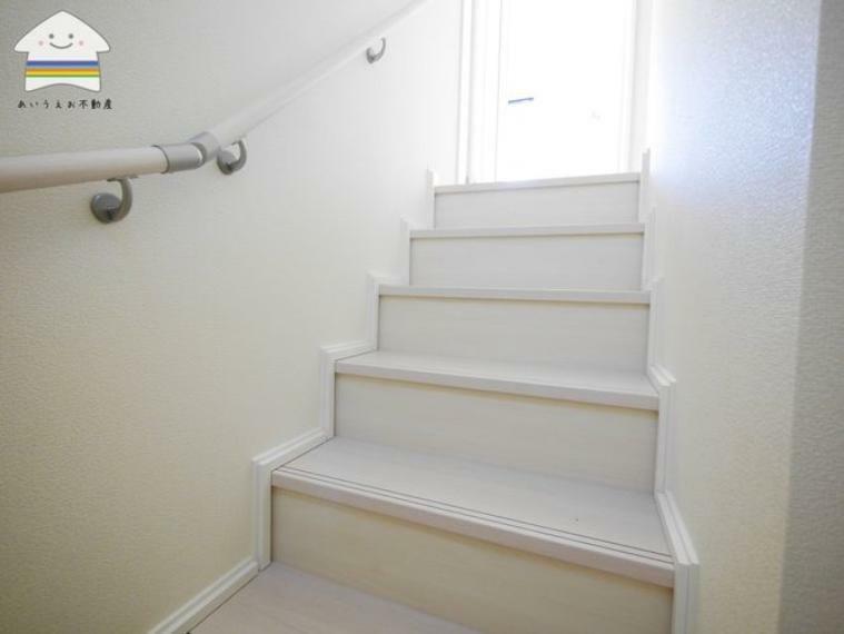 【手摺付き階段】手摺付きで安全面に考慮した階段です