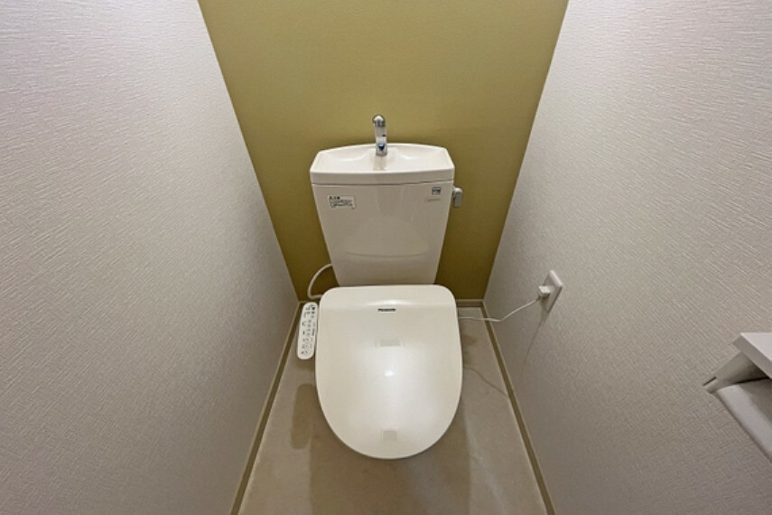 トイレ 【トイレ】お手洗いはシンプルかつコンパクトです。壁のクロスがアクセントになっております。
