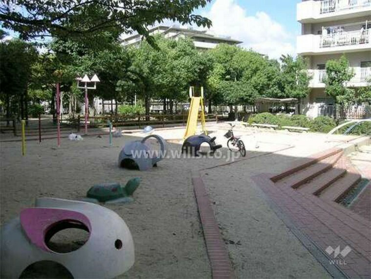 【敷地内の公園】マンションの敷地内には公園がございます。お子様を遊ばせるのに大変便利です。