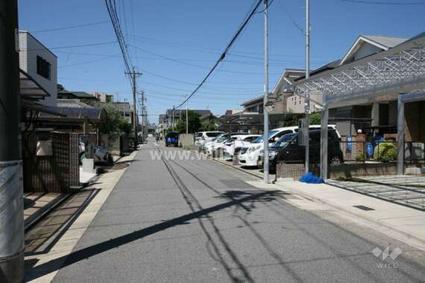 現況写真 敷地南側の前面道路。周辺は閑静な住宅街となっており、前面道路は交通量の少ない通りです！