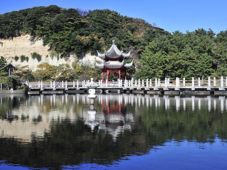 三渓園（梅や桜、ツツジ、紅葉などの名所として知られ、横浜でも有数の日本文化が体験できる観光スポットです。敷地内には歴史的建造物17棟が自然の中にたくみに配置されています。）（約850m）