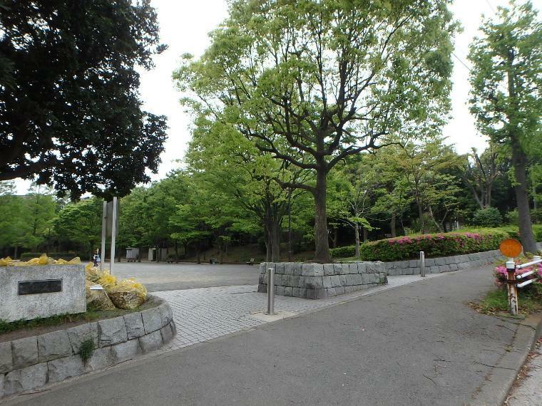 公園 富岡公園（住宅街の中の緑に囲まれた公園。お子様が走り回れる広場や遊具、木陰で休めるベンチがございます。木漏れ日の中でほっと一息。）