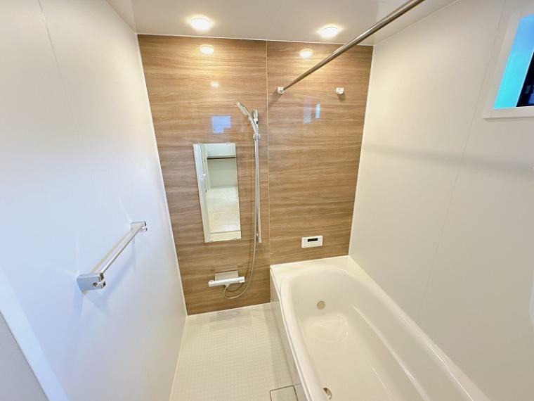 【浴室】<BR/>一日の疲れを癒す浴室は機能的なシステムバスルーム。浴室歓送機能つきで雨の日も洗濯物が干せ、大変便利です。