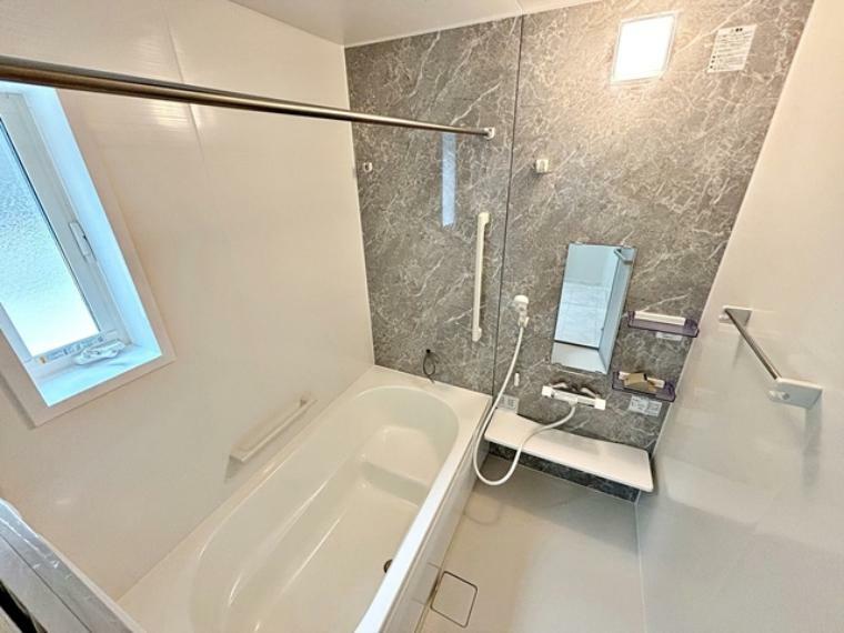 浴室 浴室は1坪タイプで親子一緒に入浴しても広くご利用できます！ステップ付きの浴槽は節水効果も。 浴室換気乾燥機付きでカビの発生も防ぎます。