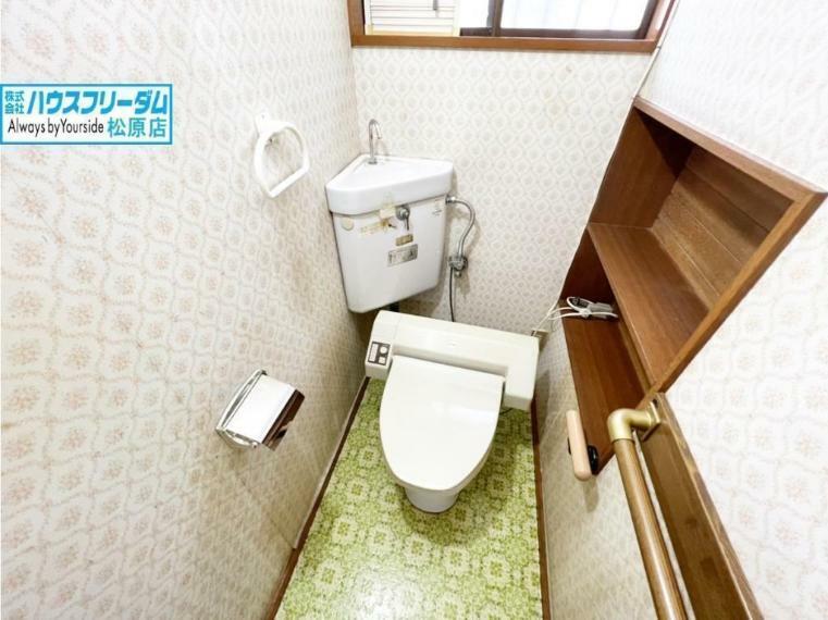 トイレ トイレ 棚に小物を飾れば、リラックスできる空間に