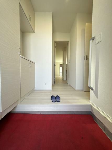 玄関 広めの玄関なので靴の脱ぎ履きもしやすいです　靴やその他雑多類の収納にも最適なシューズボックス付きです