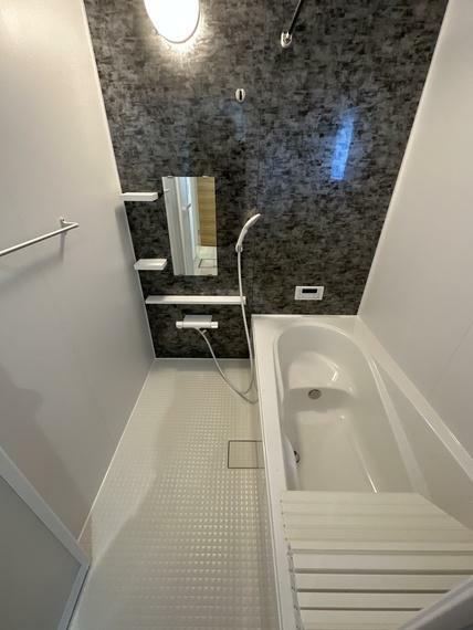浴室 床の素材は水はけが良い素材を使用してるのでカビが発生しにくくなってます　浴槽内のベンチで家族浴や半身浴も楽しめます