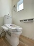 同仕様写真（内観） トイレットペーパーや掃除用品もスッキリ片付く収納スペース付きのトイレ
