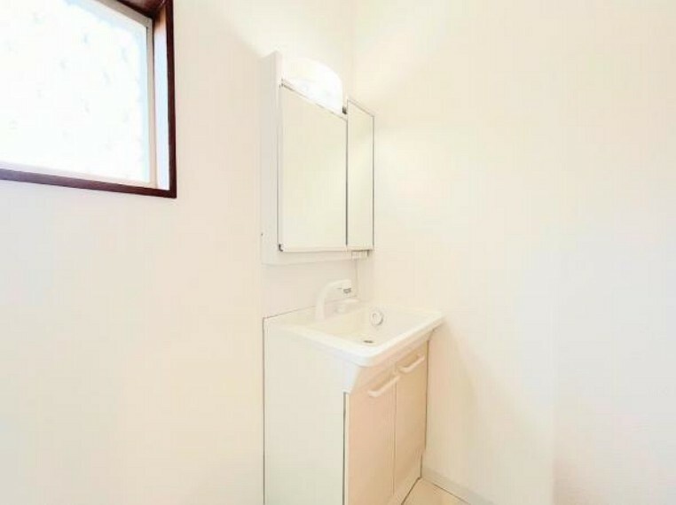 洗面化粧台 【洗面所】収納力と使いやすさを兼ね備えた、明るさと清潔感があふれる洗面所です。シンプルなデザインなのでお掃除も楽々です。