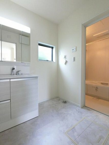 洗面化粧台 脱衣スペースも爽やかな通風を感じられ、清潔な空間を保つことができます。