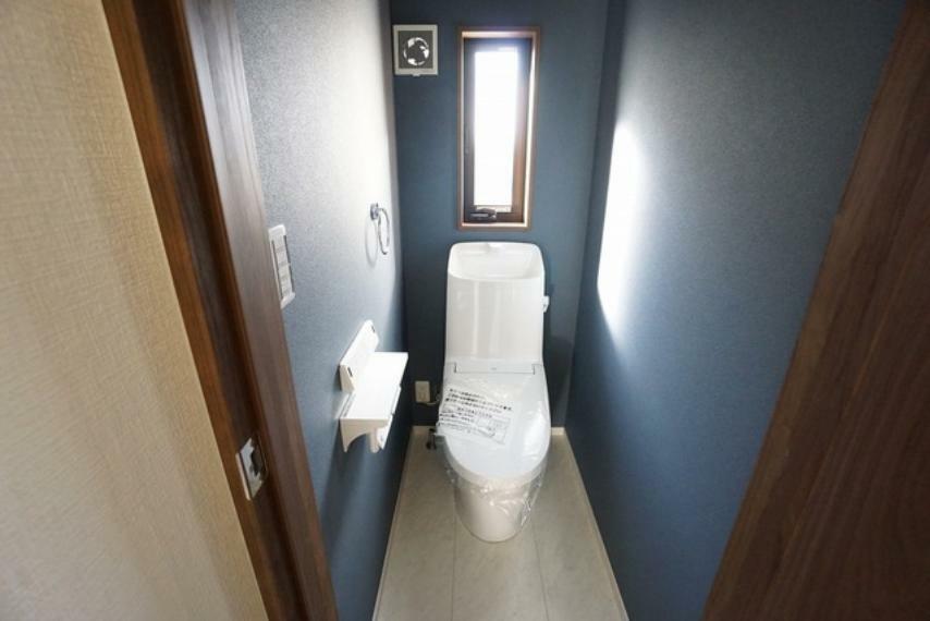 トイレ 2階温水洗浄機付トイレ。1階と2階にそれぞれトイレがあるので来客時や朝の混雑する時間も安心です＾＾