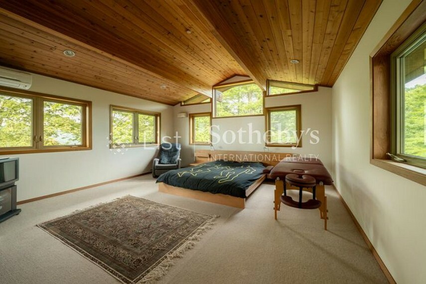 三面を窓に囲まれたゆとりある寝室。緑に囲まれたリラックスできる空間です。