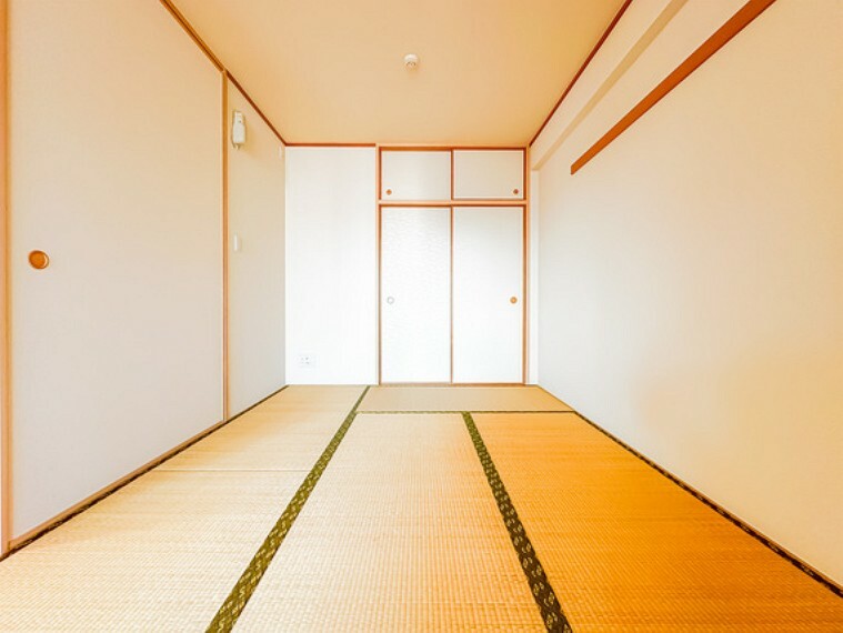 和室 1歩足を踏み入れると畳ならではの香りを楽しめる和室。客間にもキッズスペースにもなり、冬はコタツでくつろげる安息の居住空間です。2024/1/6撮影