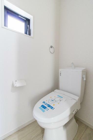 トイレ 【1号棟】トイレ・ウォシュレット付。快適で衛生的な洗浄機能付温水シャワートイレです。