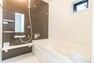 浴室 【2号棟】浴室は一日の疲れを癒す場所だから、家族みんながゆったりできる快適設計。追い炊き機能付きオートバス。安定した温度で、いつでも快適に入浴できます。