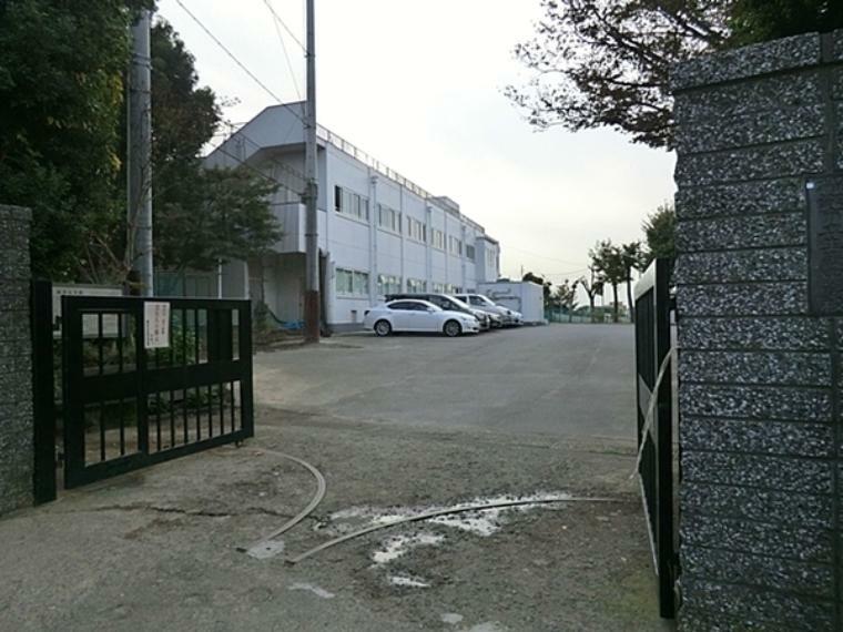 中学校 横浜市立生麦中学校 校舎は昔ながらの造りだが、校庭が非常に広く、しっかりした体育館も備えている。