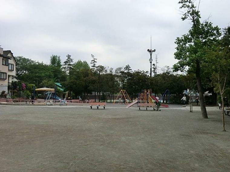 公園 岸谷公園 園内には遊具のほか、子供用屋外プールがあり、季節の訪れとともに子どもたちで賑わう。緑に囲まれています。