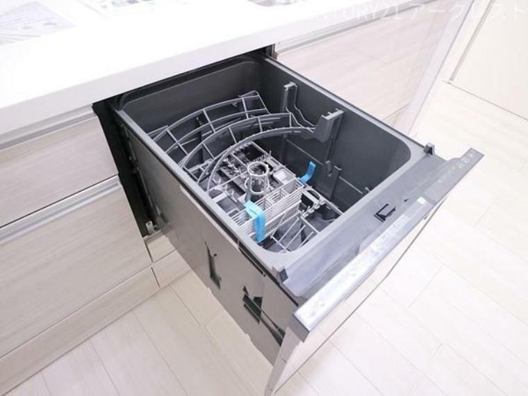 キッチン 食洗機をかけている間に、別の家事ができるため、時間を有効的に使うことができます。高温のお湯で洗うため、雑菌を防ぎ綺麗に洗うことができます。また、節水にも優れており、水の節約を行うことができます。