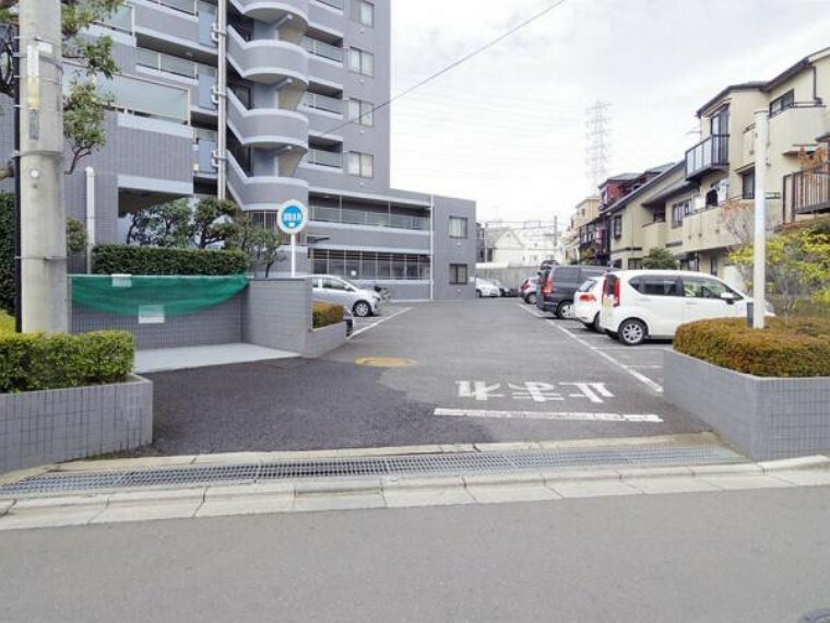 敷地内駐車場 駐車場の様子です。車通りの少ない落ち着いた環境。お車の出し入れも落ち着いてできる、ゆったりとした環境です。