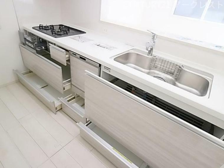キッチン 引出し式で使いやすく収納力あるシステムキッチンです。整理しやすくお料理中でもすぐにお鍋や調理器具を出して使うことができます。