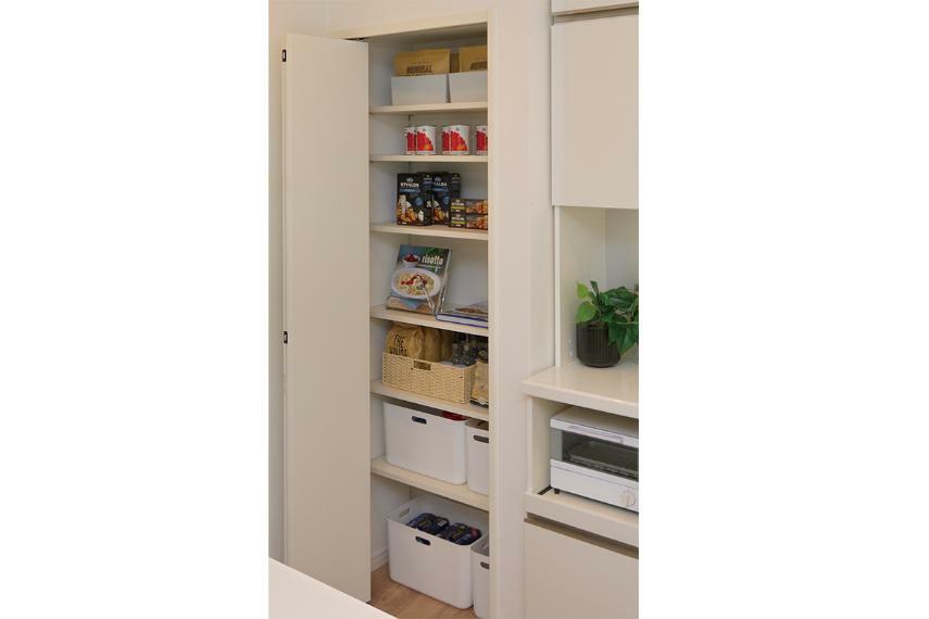 収納 パントリー収納（一部除く） キッチンスペースにストック品の収納に便利なパントリーを採用。