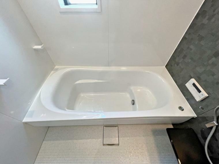浴室 ゆとりの約1坪のバスルーム。半身浴ができるベンチ付節水型浴槽を採用
